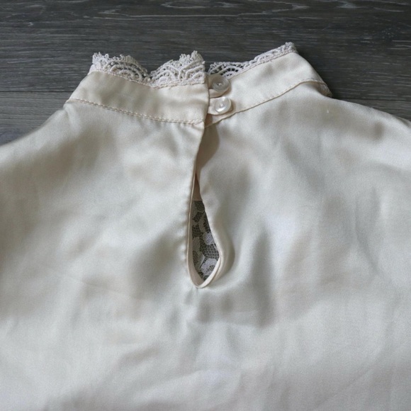 Beautiful cream victorian style blouse - Picture 8 of 8